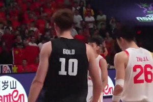 似乎不滿裁判判罰？！東契奇賽后找到裁判與其嚴(yán)肅交流