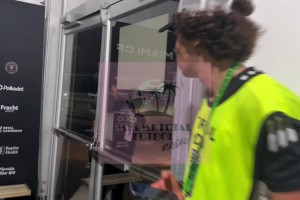 ??？梅西離開球場后徑直上車離去，今天離開的特別快和突然啊