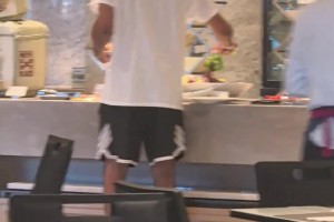 退役了依然自律！羅斯中國(guó)行酒店吃自助餐，卻瘋狂夾生菜吃