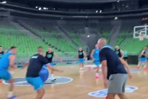 斯洛文尼亞男籃隊(duì)內(nèi)玩搶球大戰(zhàn)，東契奇膝蓋看上去沒(méi)啥大問(wèn)題