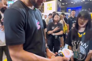 下血本了！一女球迷送庫里定制版潮玩Labubu！