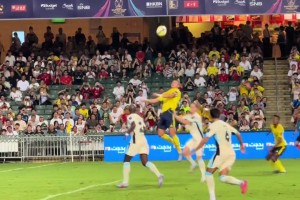 C羅展示逆天彈跳，但身后被對(duì)手下黑手