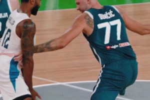 玩的全是心機(jī)啊東契奇示意手被夾，抽回后立馬借機(jī)突破取分~