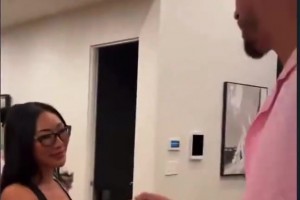 徹底放飛？小波特迎接一群美女來別墅里面唱K