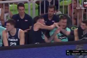 隊(duì)霸實(shí)錘東契奇在板凳席上竟“大打出手”“手刃隊(duì)友”