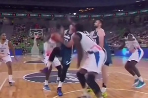 別人想學(xué)都學(xué)不會(huì)的天賦東契奇熱身賽再上演腦后長(zhǎng)眼妙傳助攻