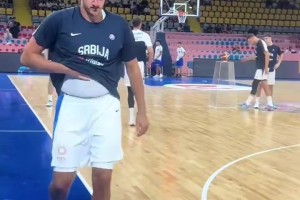 這人肚腩大到突出來，上場5秒就開喘，真的會打球？