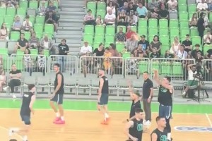 逆天手感！東契奇logo處隨手扔出高出天際的弧度打板命中