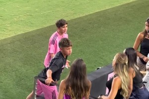 場邊一堆美女關(guān)注著梅西的倆兒子，是真關(guān)心孩子們的身體健康