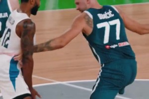 東契奇出戰(zhàn)與英國(guó)的熱身賽 對(duì)手甚至祭出了“夾手”防守