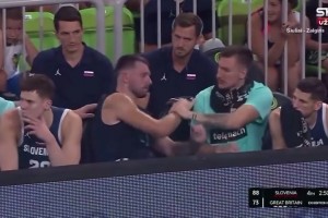 震驚！東契奇在替補(bǔ)席和隊(duì)友大打出手