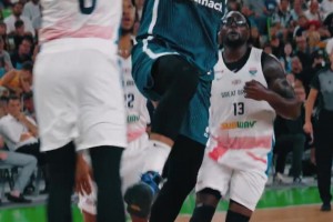 東契奇這突破看起來(lái)好容易啊，輕松就殺到籃下上籃了！