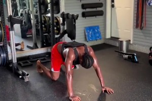 得分王訓(xùn)練還這么賣力！亞歷山大在教練安排下狂練俯臥撐超級(jí)喘