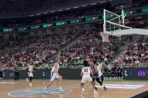 打球跟鬧著玩一樣！東契奇熱身賽對(duì)陣英國(guó)反擊輕松一打三