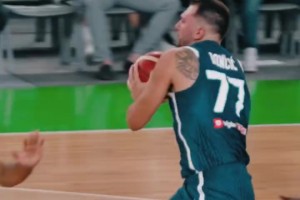 好家伙，英國(guó)球員為了防東契奇，不惜用上了夾臂的方式