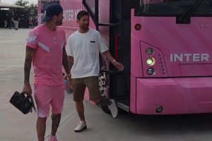 缺席今天比賽！梅西穿著便裝抵達(dá)球場支持球隊！