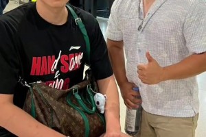 這下真成中國(guó)熊貓了?楊瀚森訓(xùn)練中被肘擊，眼睛淤青明顯