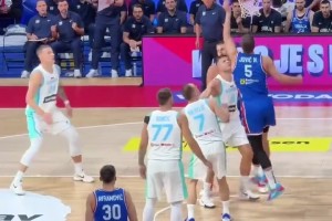 難怪叫約老師！約基奇展現(xiàn)歷史級手活 隨手一拋輕取兩分