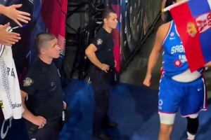 大胃袋這一塊約老師衣服一撩肚腩就兜不住了