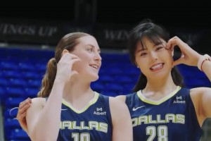 達(dá)拉斯飛翼拍攝全家福：李月汝雙馬尾全隊(duì)第一高度 佩奇坐C位