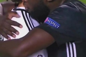 也算名場(chǎng)面了！盧卡庫這個(gè)擁抱，或許拯救了這位門將的職業(yè)生涯！