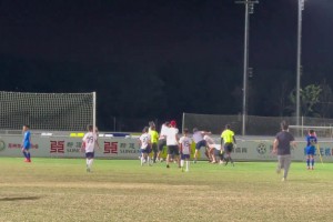 這就是中國(guó)青訓(xùn)現(xiàn)狀嘛，怎么家長(zhǎng)還帶頭進(jìn)場(chǎng)和別人打架