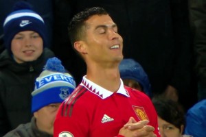 C羅冥想的那一刻，或許已經(jīng)向曾經(jīng)那個(gè)無所不能的自己釋懷了！