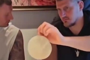 看一次笑一次約基奇中國行吃烤鴨，二哥貌似連薄餅墊紙都吃了