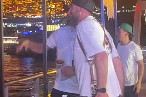 重慶江邊夜景讓庫里贊嘆不已，指揮攝影師趕緊拍拍拍