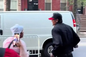 這就是紐約嗎！尼克斯新援克拉克森在街頭扔垃圾都被記者圍攻