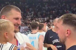 雙胖友誼長存！東契奇賽后和約基奇的小女兒來了個擊掌