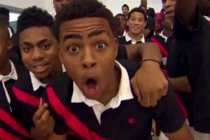 格里芬美國(guó)隊(duì)訓(xùn)練表演炸扣乍一看，圍觀小孩里好多未來(lái)球星！