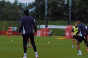 曼聯(lián)備戰(zhàn)富勒姆的最后一練！B費(fèi)瀟灑插花腳，塞斯科凌空抽射破門