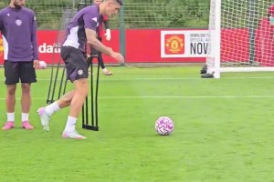 奧納納已懵逼！曼聯(lián)球員接球轉(zhuǎn)身射門訓(xùn)練，看看誰的動(dòng)作銜接最好