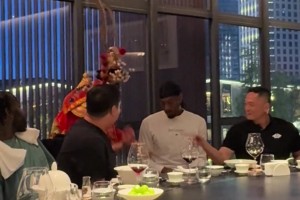 機器人又笑了！小卡中國行近距離看變臉，忍不住被逗笑