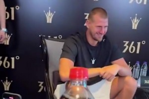 我可是職業(yè)球員！約老師笑著擺手拒絕球迷遞來的可樂