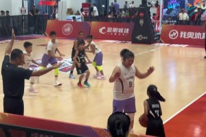 這就有點(diǎn)欺負(fù)人了小妹妹都忍不住笑了