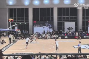 小卡中國行和球迷玩2v2，這防守，想在他頭上得分太難了！