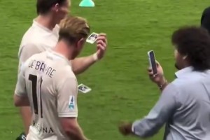 約克雷斯賽后：摸頭發(fā)慶祝？可能是為了回?fù)羯现艿某爸S