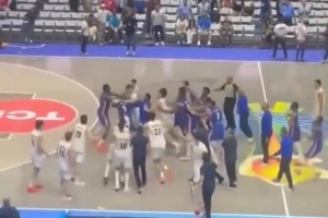 有點恩怨??！廣東外援沃特斯罰籃時，張鎮(zhèn)麟不斷噴垃圾話