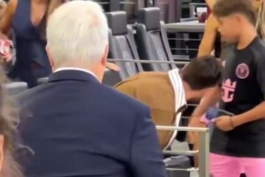 蘇牙兒子搶了梅西的座位，梅西面對調皮的小孩只能無奈讓座