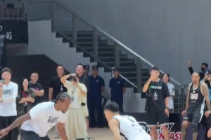 吸盤？萊昂納德這手是真大?。》朗乩钣^洋還是收著防了！