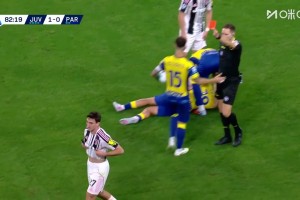 沒有必要的動作！坎比亞索肘擊對手面部被直紅罰下！