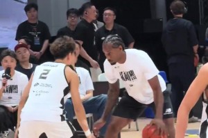 頂級球星！萊昂納德中國行和球迷單挑：一個上下步輕松出手命中