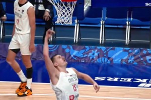 逆天球感！名場面：約基奇隨手把球往計時器砸，然后球掉進籃筐！