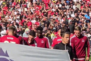 激情四射！賴斯對(duì)著芒特拋媚眼，甚至對(duì)著接下來(lái)每一個(gè)人都拋媚眼