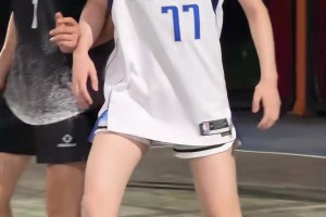 野球場出現(xiàn)女契奇，這些男的是真往死里打啊