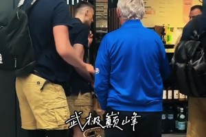 小弟跑腿買咖啡結(jié)果只顧著打電話，被約基奇拍后腦勺伺候