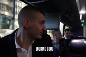 夏天都要為國家而戰(zhàn)！名場面：青澀的約基奇和東契奇開玩笑！