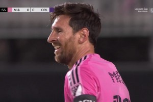 梅西鼓掌苦笑！梅西突破踉蹌倒地，裁判未給判罰